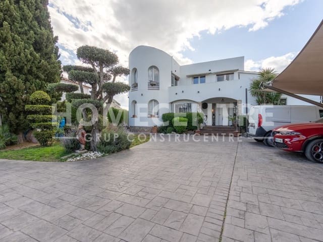 5 bedroom Villa for sale in Empuriabrava, Castelló d'Empúries with garage - € 890,000 (Ref: 9335328)