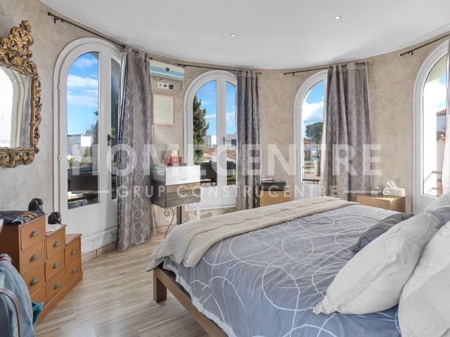 5 bedroom Villa for sale in Empuriabrava, Castelló d'Empúries with garage - € 890,000 (Ref: 9335328)