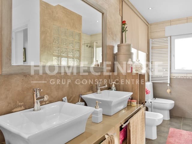 5 bedroom Villa for sale in Empuriabrava, Castelló d'Empúries with garage - € 890,000 (Ref: 9335328)