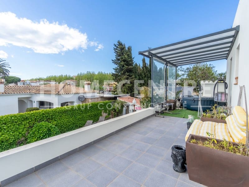 5 bedroom Villa for sale in Empuriabrava with garage - € 890,000 (Ref: 9335328)