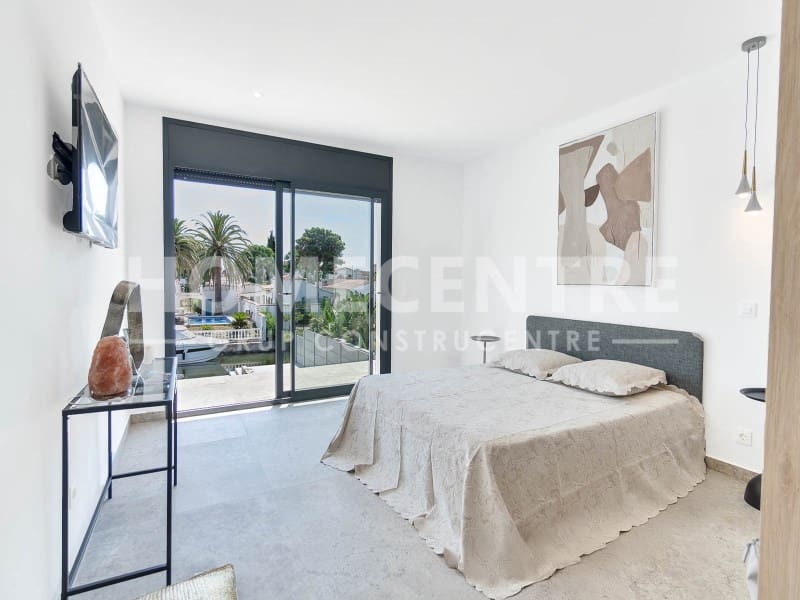 3 sypialnia Willa na sprzedaż w Empuriabrava z garażem - 1 090 000 € (Ref: 9335332)