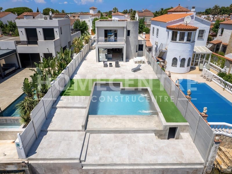 3 sypialnia Willa na sprzedaż w Empuriabrava z garażem - 1 090 000 € (Ref: 9335332)