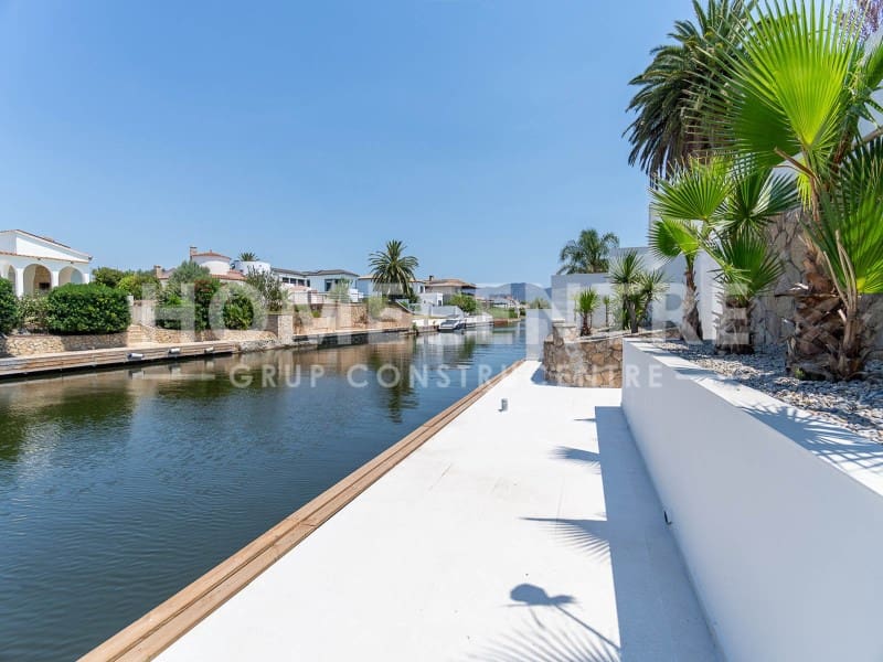 4 sypialnia Willa na sprzedaż w Empuriabrava z garażem - 1 640 000 € (Ref: 9335333)