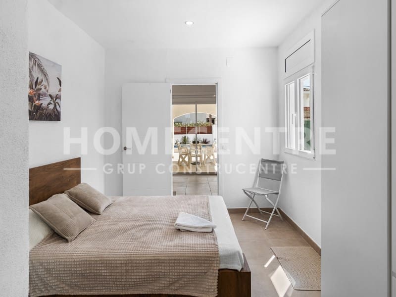 Chalet de 4 habitaciones en Empuriabrava en venta con garaje - 595.000 € (Ref: 9335335)