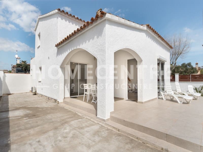 Chalet de 4 habitaciones en Empuriabrava en venta con garaje - 595.000 € (Ref: 9335335)