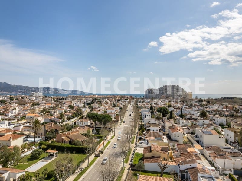 Chalet de 4 habitaciones en Empuriabrava en venta con garaje - 595.000 € (Ref: 9335335)