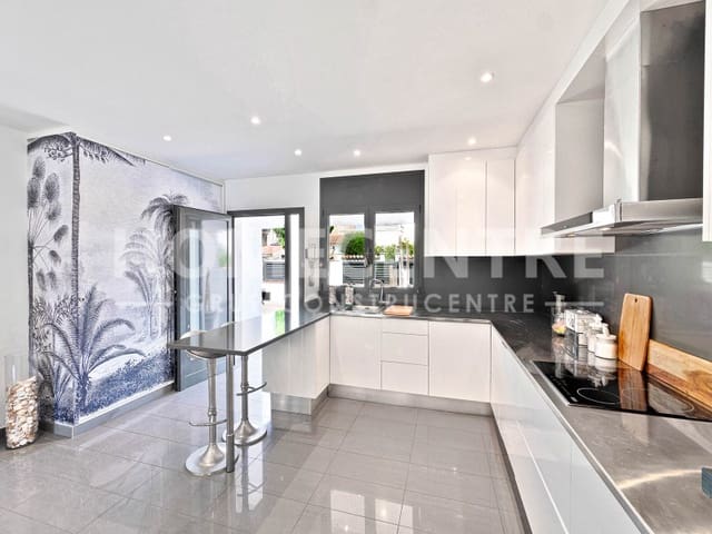 3 sypialnia Willa na sprzedaż w Empuriabrava, Castelló d'Empúries z garażem - 860 000 € (Ref: 9335337)