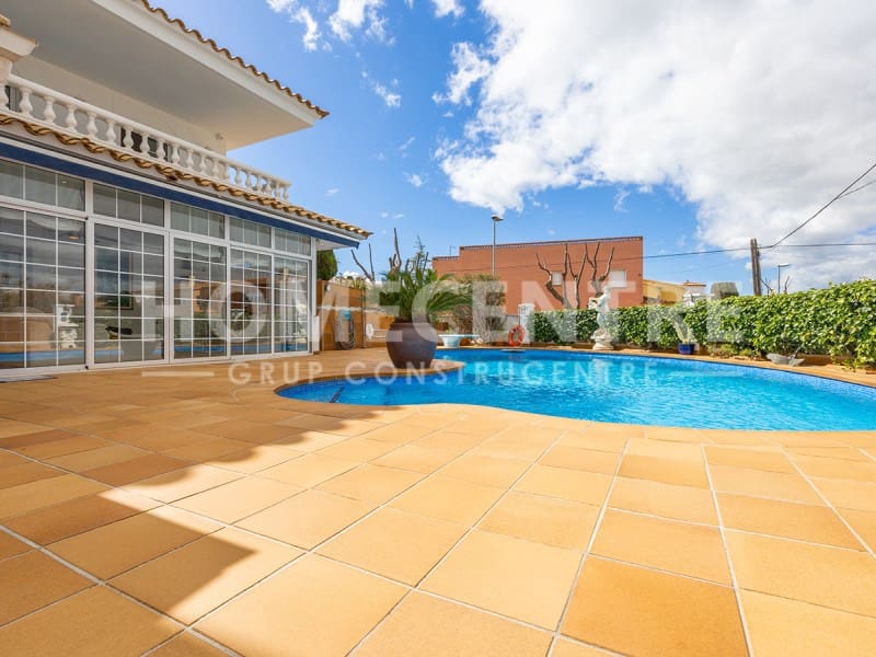 5 soveværelse Villa til salg i Empuriabrava med swimmingpool garage - € 780.000 (Ref: 9335338)