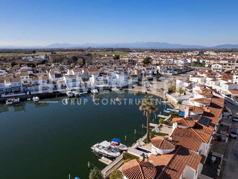 2 makuuhuone Omakotitalo myytävänä paikassa Empuriabrava mukana 
autotalli - 299 000 € (Ref: 9335340)