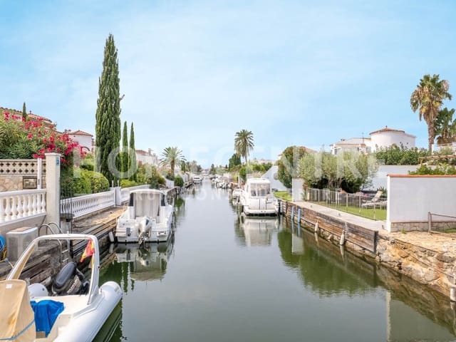 Chalet de 8 habitaciones en Empuriabrava, Castelló d'Empúries en venta con garaje - 1.200.000 € (Ref: 9335341)