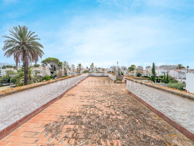 8 sypialnia Willa na sprzedaż w Empuriabrava z garażem - 1 200 000 € (Ref: 9335341)