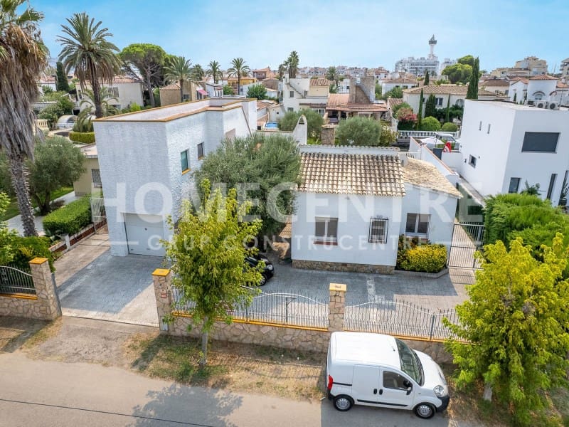 8 sypialnia Willa na sprzedaż w Empuriabrava z garażem - 1 200 000 € (Ref: 9335341)