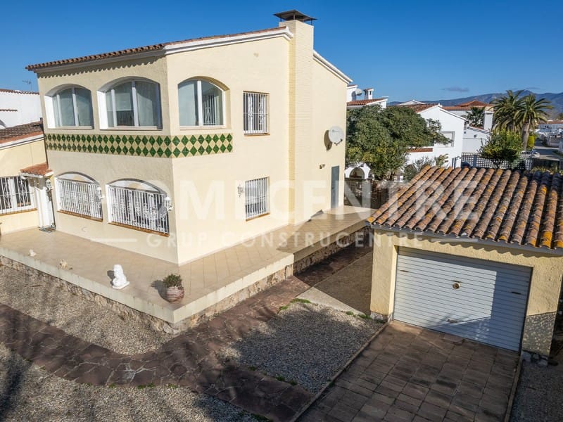 4 soveværelse Villa til salg i Empuriabrava med garage - € 440.000 (Ref: 9335343)