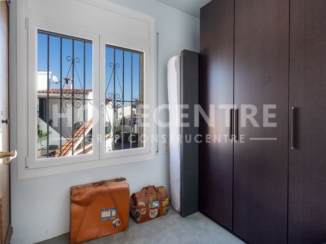Chalet de 4 habitaciones en Empuriabrava, Castelló d'Empúries en venta con garaje - 440.000 € (Ref: 9335343)