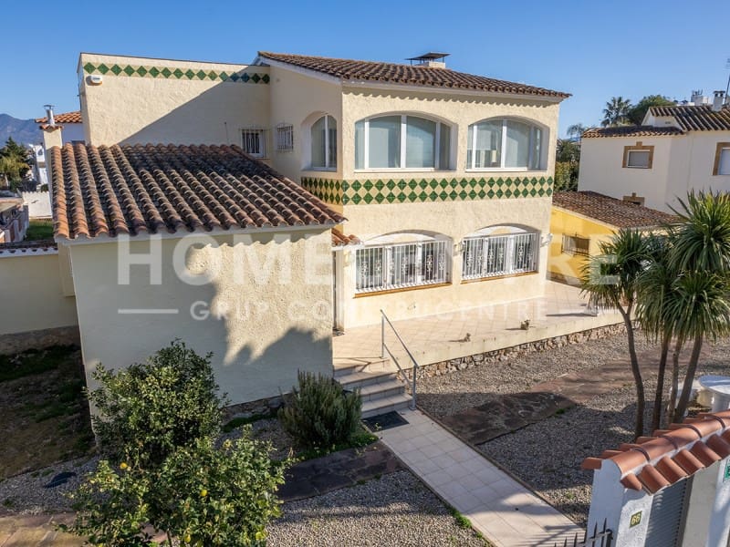 4 soveværelse Villa til salg i Empuriabrava med garage - € 440.000 (Ref: 9335343)