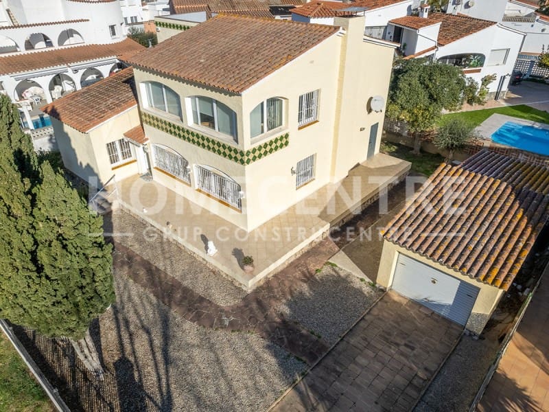 4 soveværelse Villa til salg i Empuriabrava med garage - € 440.000 (Ref: 9335343)