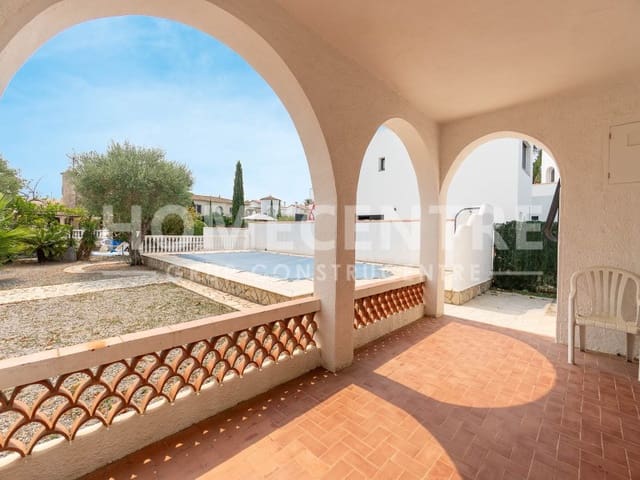 2 bedroom Villa for sale in Empuriabrava, Castelló d'Empúries - € 590,000 (Ref: 9335344)