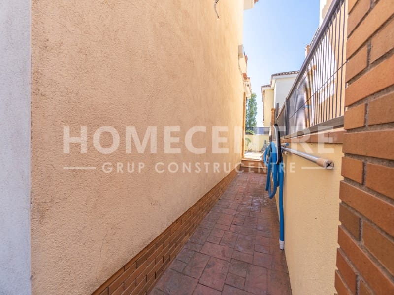 4 sypialnia Willa na sprzedaż w Empuriabrava z garażem - 490 000 € (Ref: 9338780)