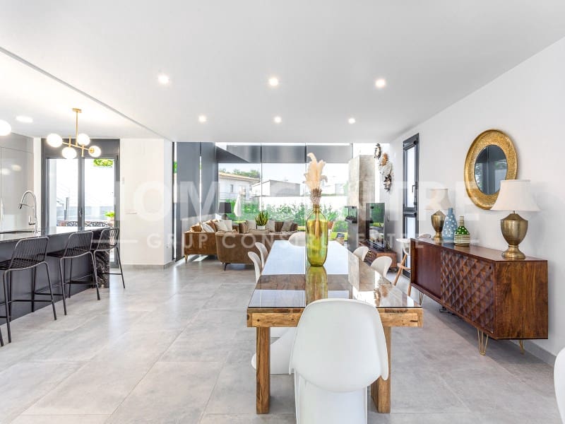 5 bedroom Villa for sale in Castello d'Empuries with garage - € 999,000 (Ref: 9356337)