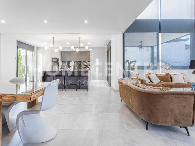 5 bedroom Villa for sale in Castello d'Empuries with garage - € 999,000 (Ref: 9356337)