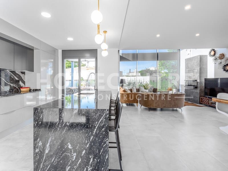 5 bedroom Villa for sale in Castello d'Empuries with garage - € 999,000 (Ref: 9356337)