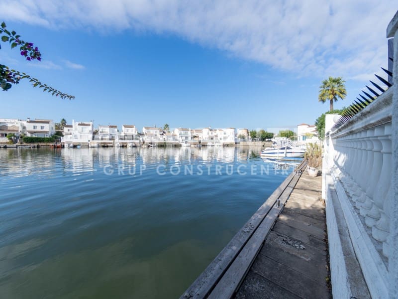 3 Zimmer Reihenhaus zu verkaufen in Empuriabrava mit Garage - 670.000 € (Ref: 9386400)