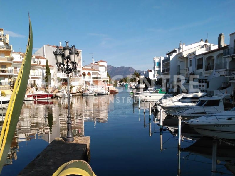 3 Zimmer Reihenhaus zu verkaufen in Empuriabrava mit Garage - 670.000 € (Ref: 9386400)