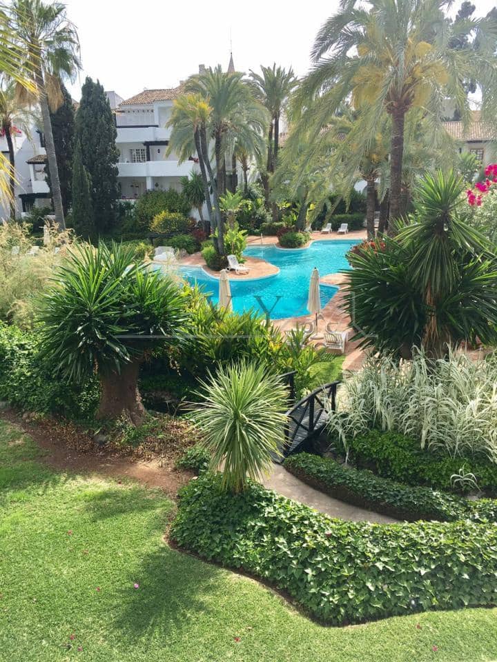 Apartamento de 2 habitaciones en Marbella en venta con piscina garaje - 1.500.000 € (Ref: 9583195)