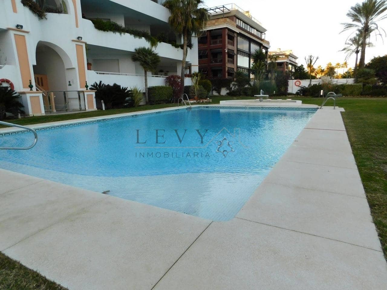 2 Zimmer Strandapartment zu verkaufen in Puerto Banus mit Pool Garage - 1.500.000 € (Ref: 9583196)