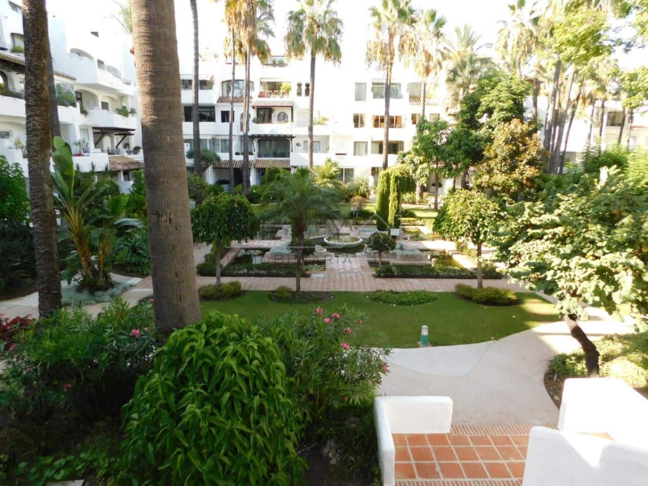 3 slaapkamer Strandappartement te koop in Nueva Andalucia met zwembad garage - € 1.350.000 (Ref: 9583197)