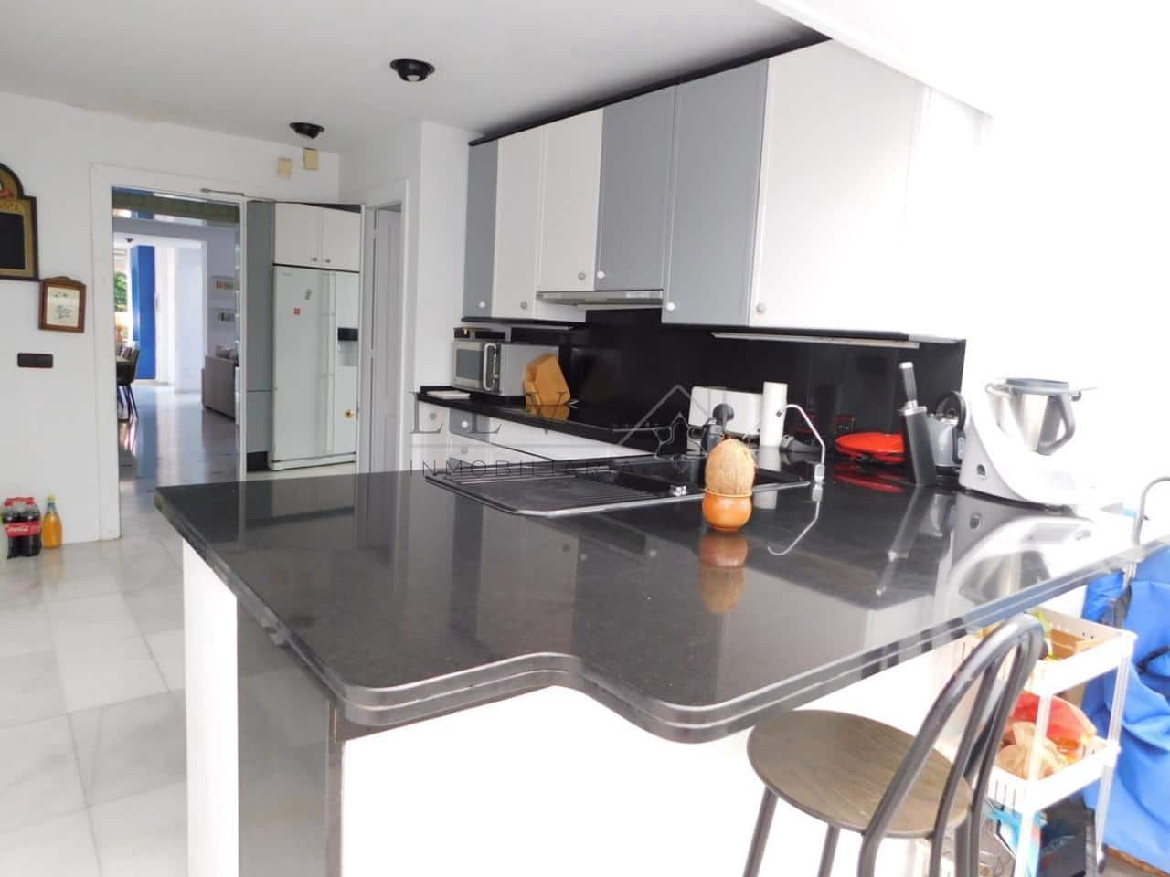 3 slaapkamer Strandappartement te koop in Nueva Andalucia met zwembad garage - € 1.350.000 (Ref: 9583197)