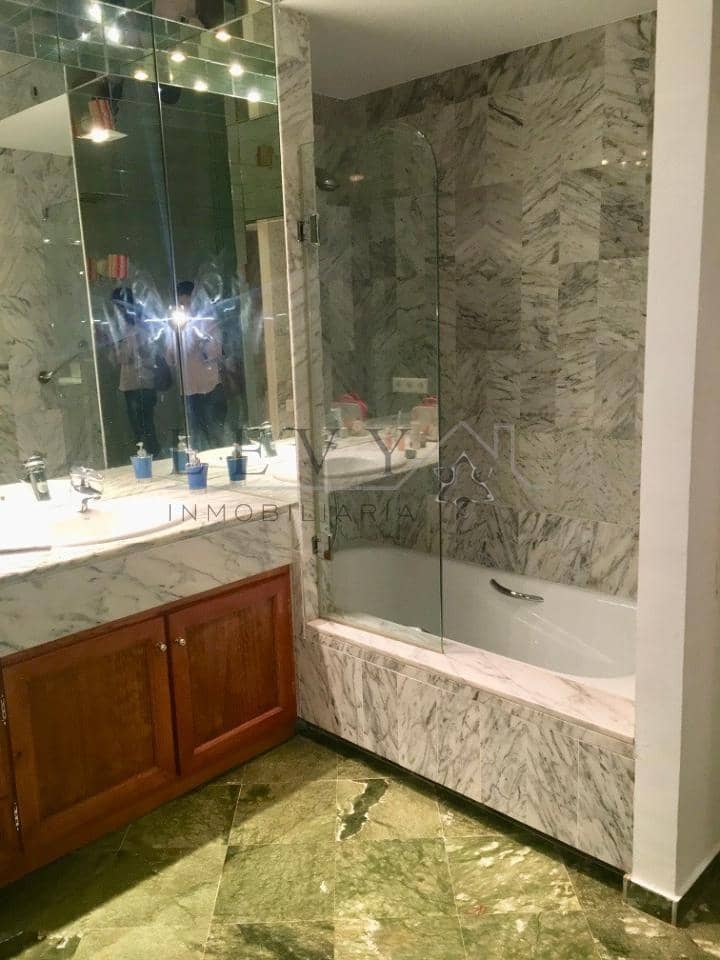 3 slaapkamer Strandappartement te koop in Nueva Andalucia met zwembad garage - € 1.350.000 (Ref: 9583197)