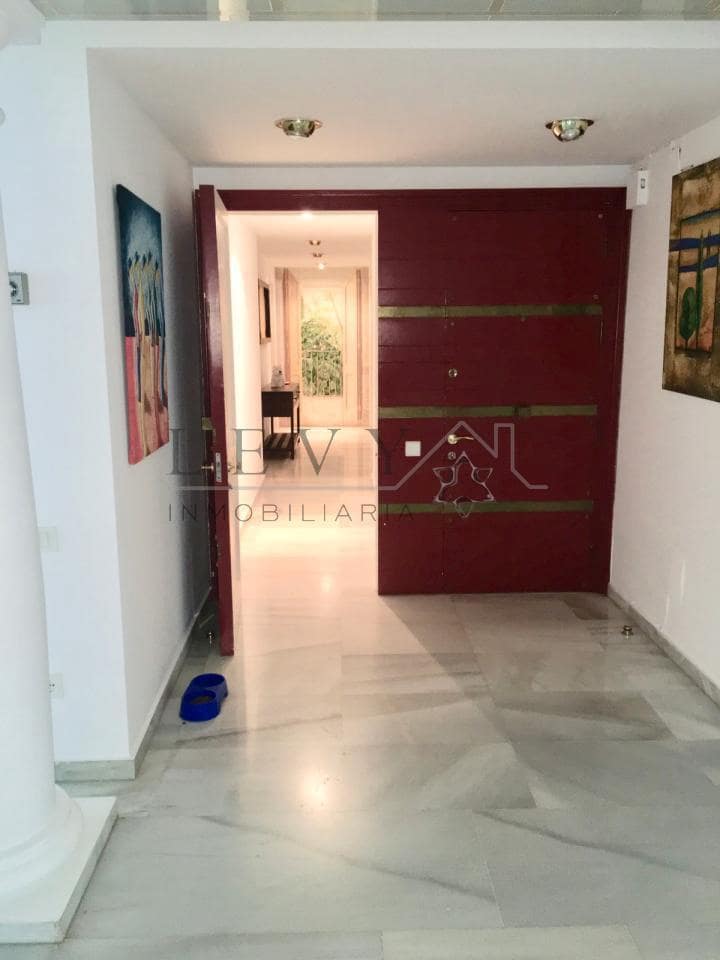 3 slaapkamer Strandappartement te koop in Nueva Andalucia met zwembad garage - € 1.350.000 (Ref: 9583197)