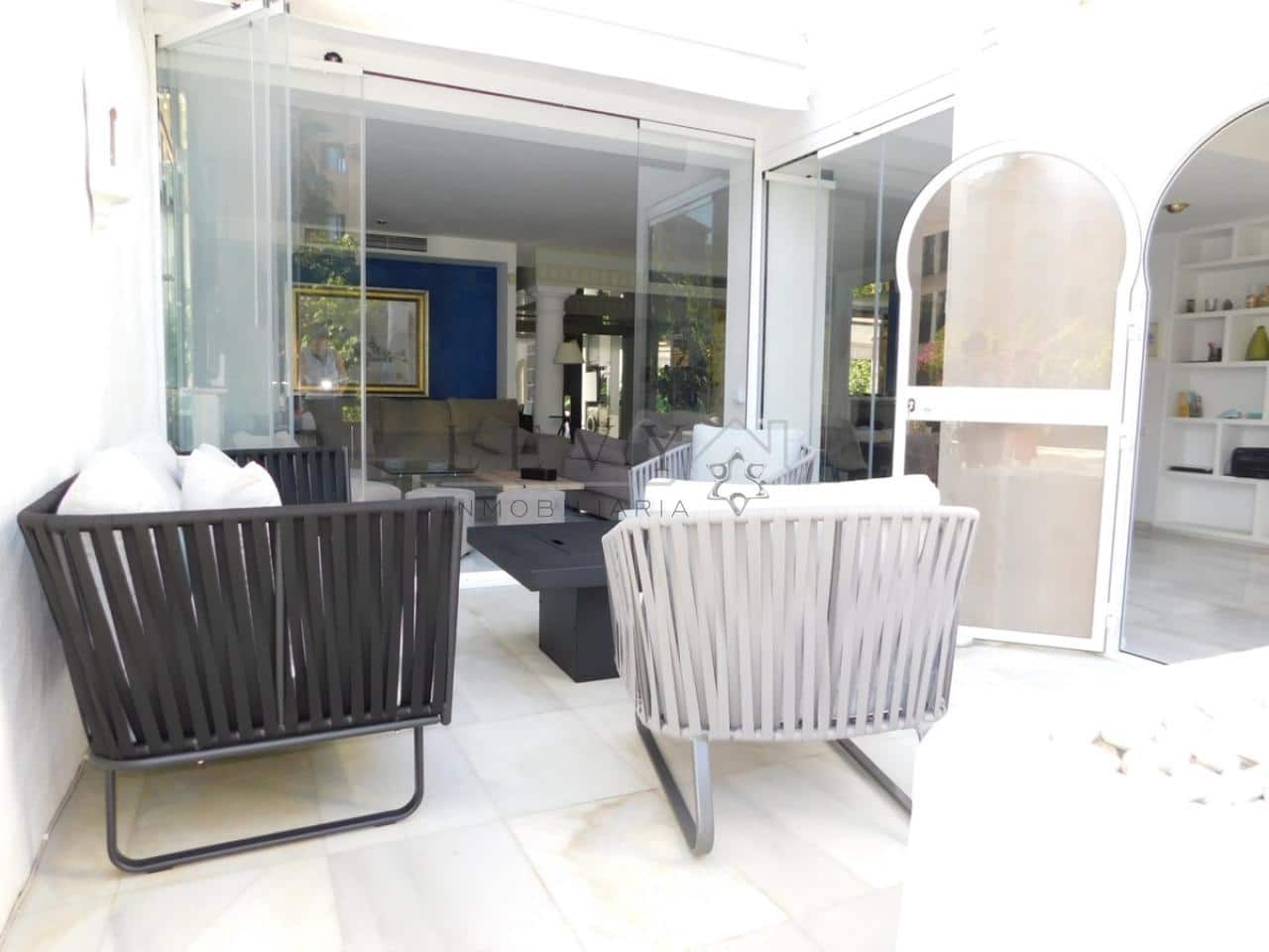 3 slaapkamer Strandappartement te koop in Nueva Andalucia met zwembad garage - € 1.350.000 (Ref: 9583197)