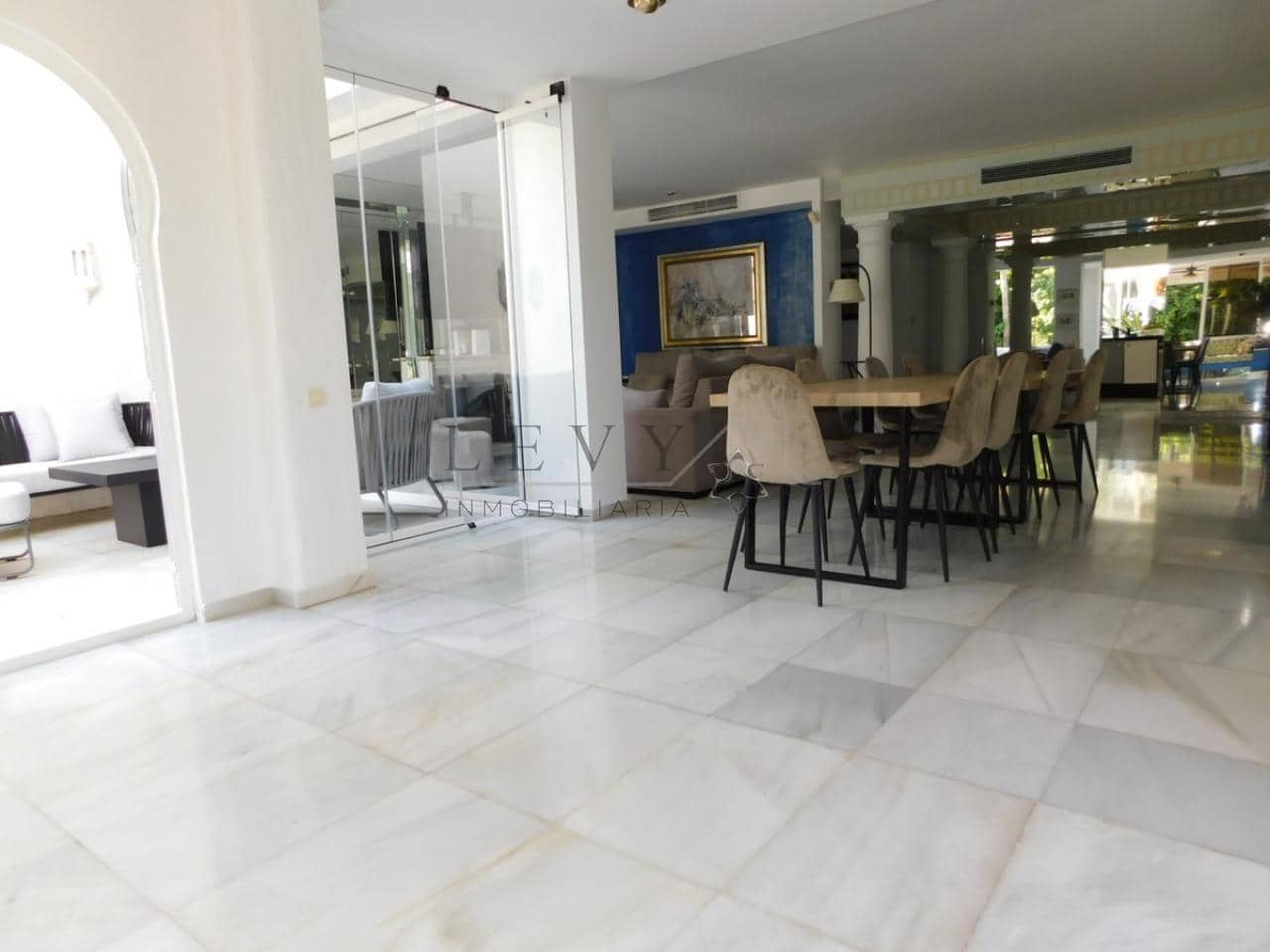 3 slaapkamer Strandappartement te koop in Nueva Andalucia met zwembad garage - € 1.350.000 (Ref: 9583197)