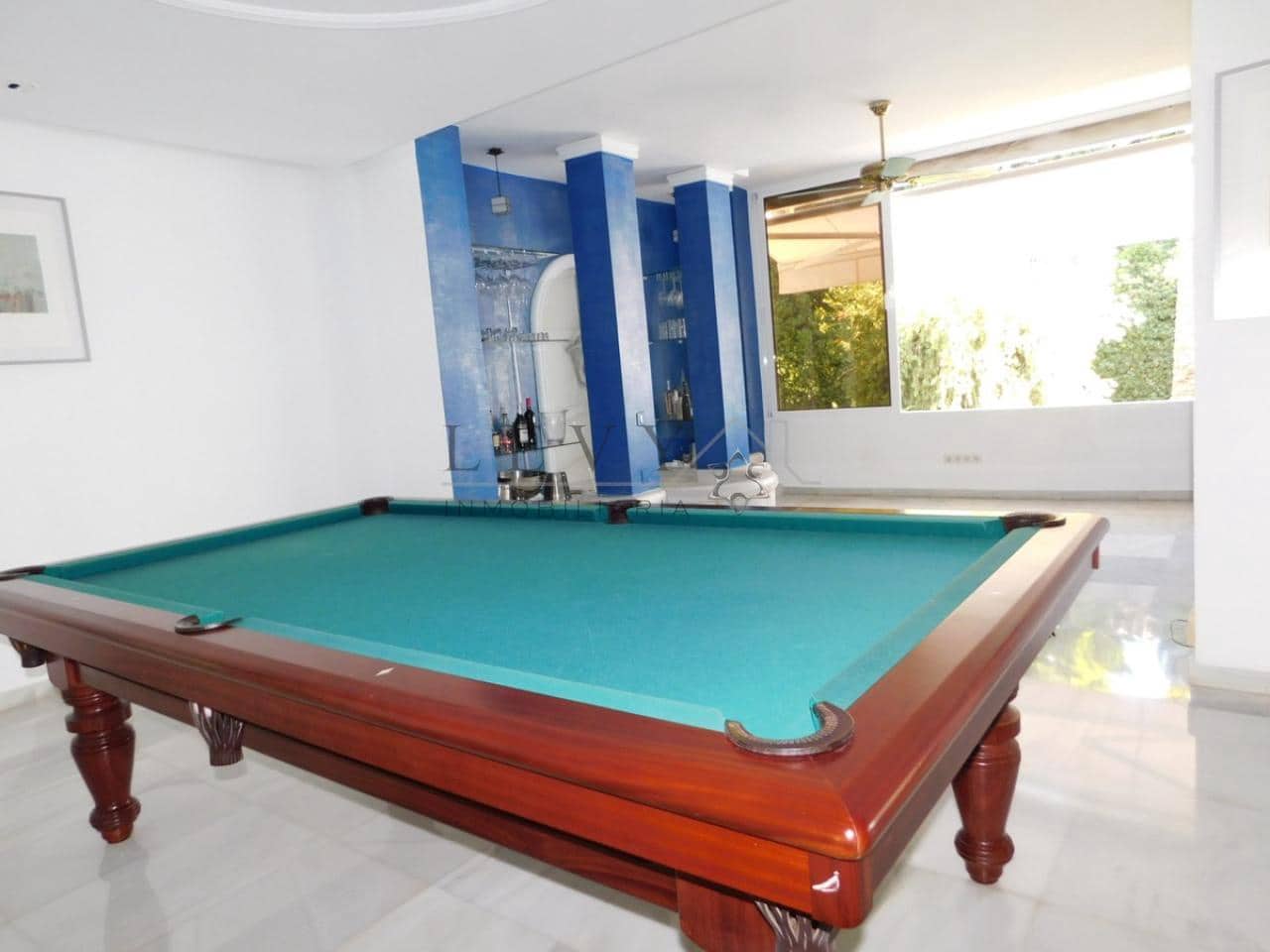 3 slaapkamer Strandappartement te koop in Nueva Andalucia met zwembad garage - € 1.350.000 (Ref: 9583197)