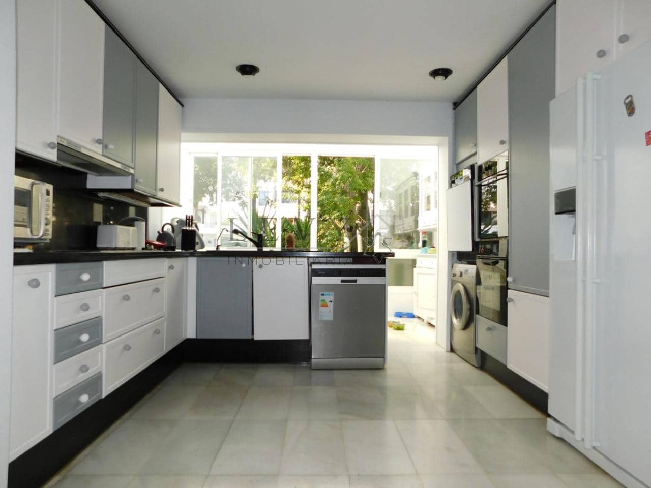 3 slaapkamer Strandappartement te koop in Nueva Andalucia met zwembad garage - € 1.350.000 (Ref: 9583197)