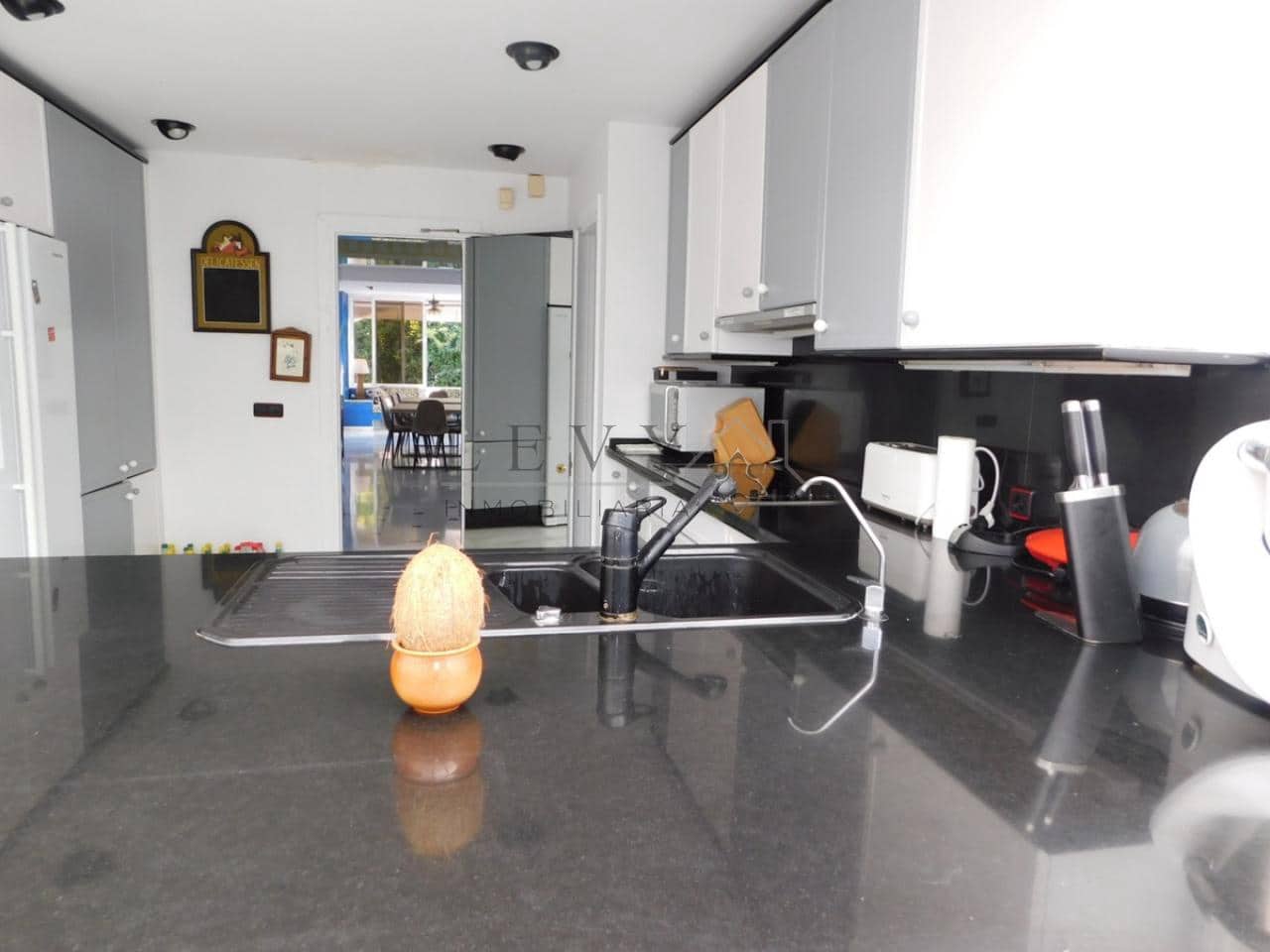 3 slaapkamer Strandappartement te koop in Nueva Andalucia met zwembad garage - € 1.350.000 (Ref: 9583197)