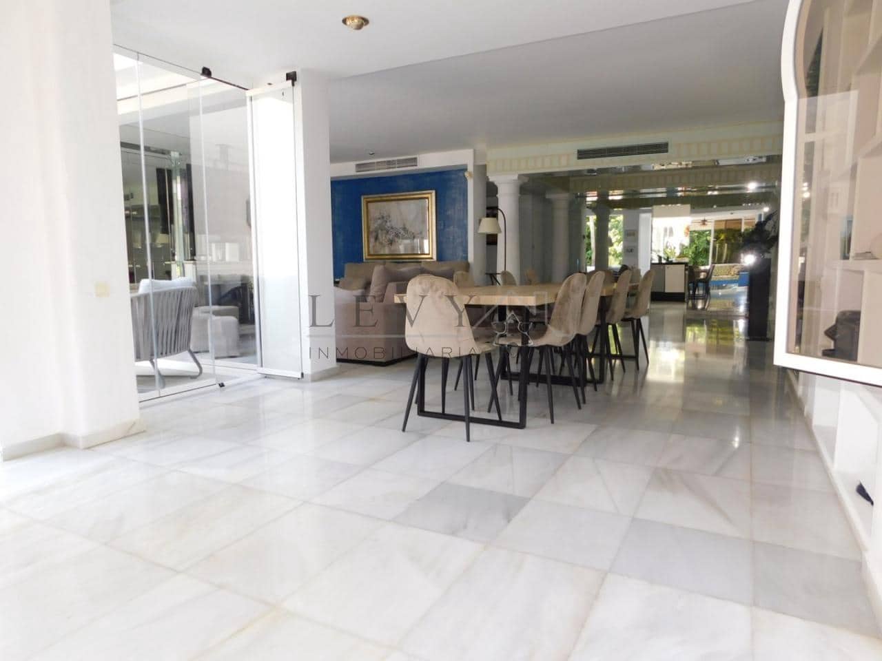 3 slaapkamer Strandappartement te koop in Nueva Andalucia met zwembad garage - € 1.350.000 (Ref: 9583197)