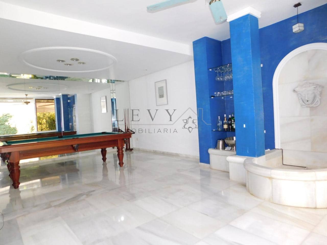 3 slaapkamer Strandappartement te koop in Nueva Andalucia met zwembad garage - € 1.350.000 (Ref: 9583197)