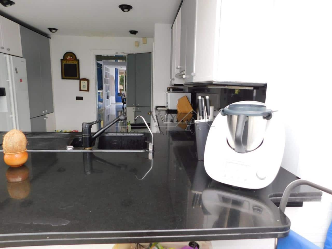 3 slaapkamer Strandappartement te koop in Nueva Andalucia met zwembad garage - € 1.350.000 (Ref: 9583197)