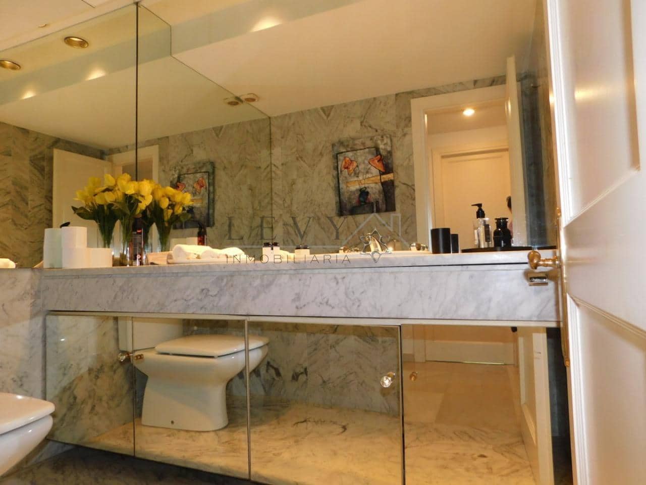 3 slaapkamer Strandappartement te koop in Nueva Andalucia met zwembad garage - € 1.350.000 (Ref: 9583197)