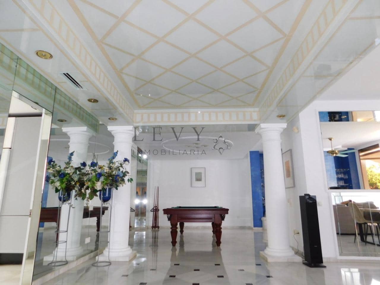 3 slaapkamer Strandappartement te koop in Nueva Andalucia met zwembad garage - € 1.350.000 (Ref: 9583197)