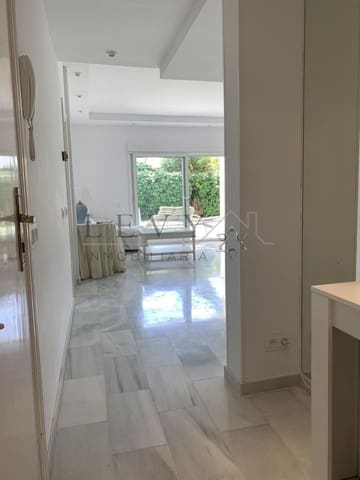 2 slaapkamer Strandappartement te koop in Puerto Banus, Marbella met zwembad garage - € 700.000 (Ref: 9583199)