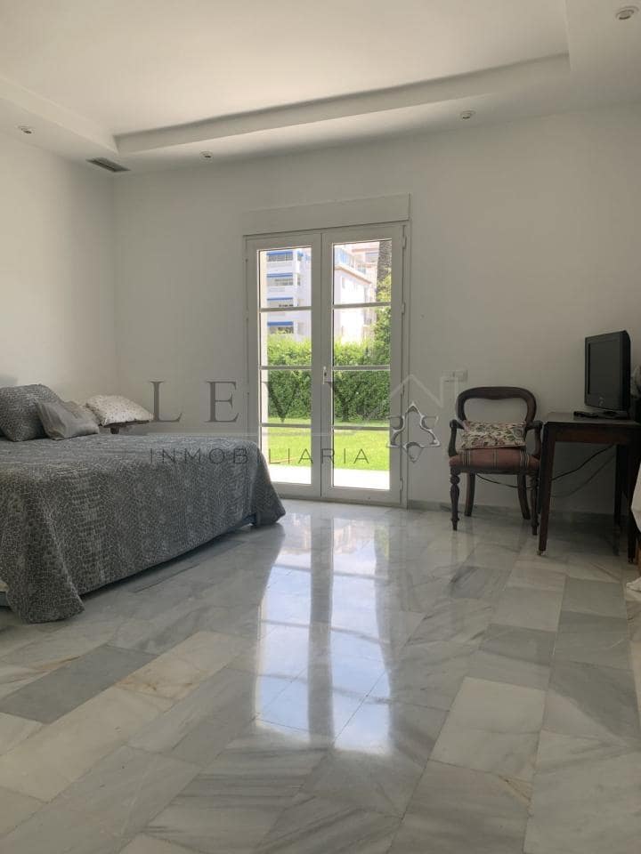 2 slaapkamer Strandappartement te koop in Puerto Banus met zwembad garage - € 700.000 (Ref: 9583199)