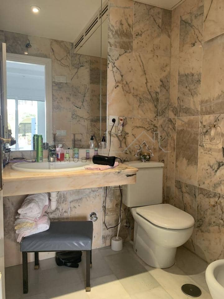 2 slaapkamer Strandappartement te koop in Puerto Banus met zwembad garage - € 700.000 (Ref: 9583199)