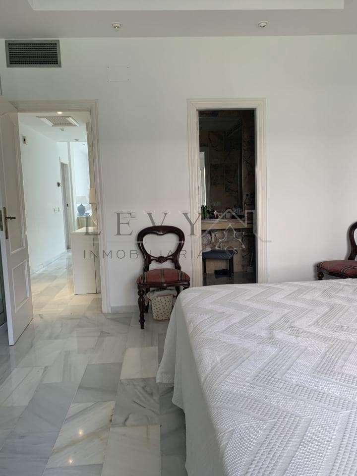 2 slaapkamer Strandappartement te koop in Puerto Banus met zwembad garage - € 700.000 (Ref: 9583199)