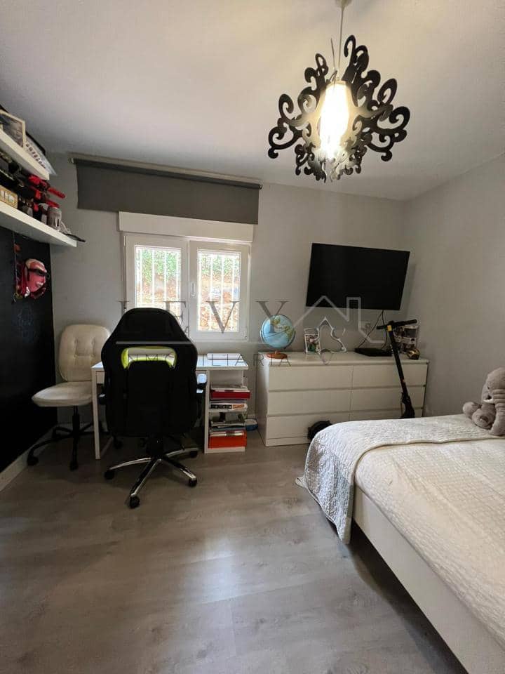 3 makuuhuone Asunto myytävänä paikassa Nueva Andalucia mukana uima-altaan 
autotalli - 300 000 € (Ref: 9583206)