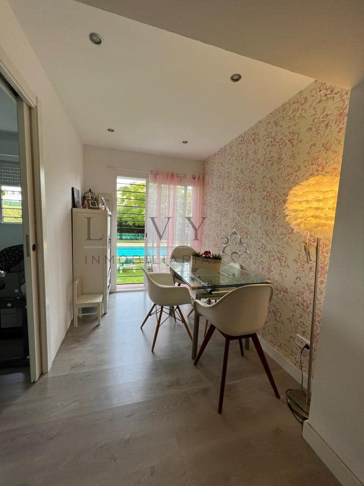 3 makuuhuone Asunto myytävänä paikassa Nueva Andalucia mukana uima-altaan 
autotalli - 300 000 € (Ref: 9583206)