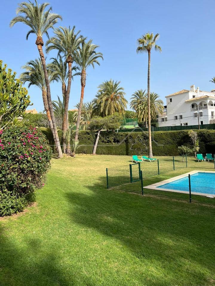 3 makuuhuone Asunto myytävänä paikassa Nueva Andalucia mukana uima-altaan 
autotalli - 300 000 € (Ref: 9583206)